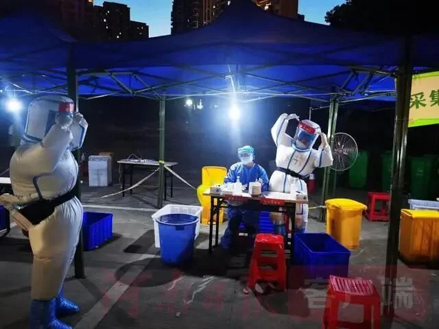 文章配图：防疫人员福音，“大白”(●—●) 空调防护服来了！