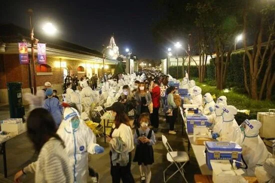 文章配图:上海迪士尼超3万人核酸检测均为阴性!这一幕刷屏了!