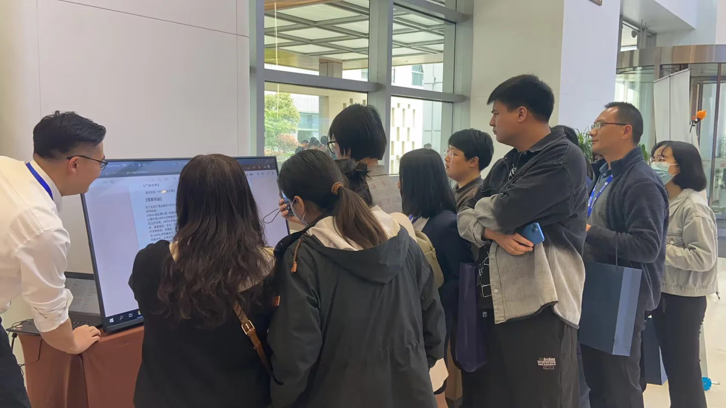 文章配图:络绎不绝!普瑞纯证携行业首例AIGC成功亮相第二届苏州医协年会